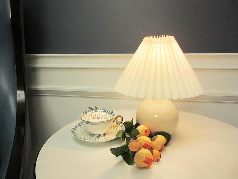 Muto Lampe de Table Vintage, Céramique/Rotin/Bois/Tissu, Blanc/Beige, Chambre