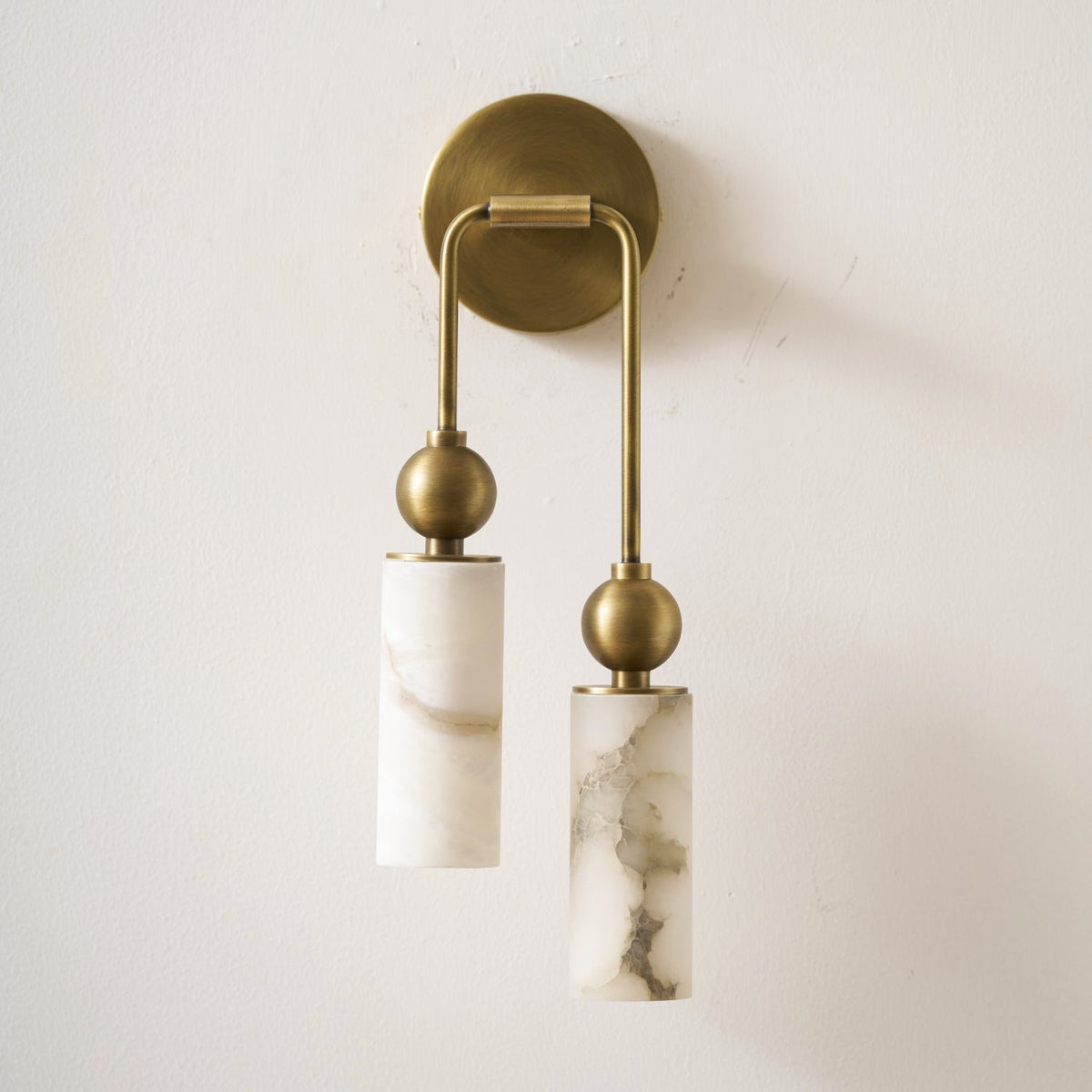 Product dimensions for the 1-head Metro Alabaster Wall Lamp.
