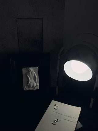 Tynza Lampe de Table en Acier Futuriste