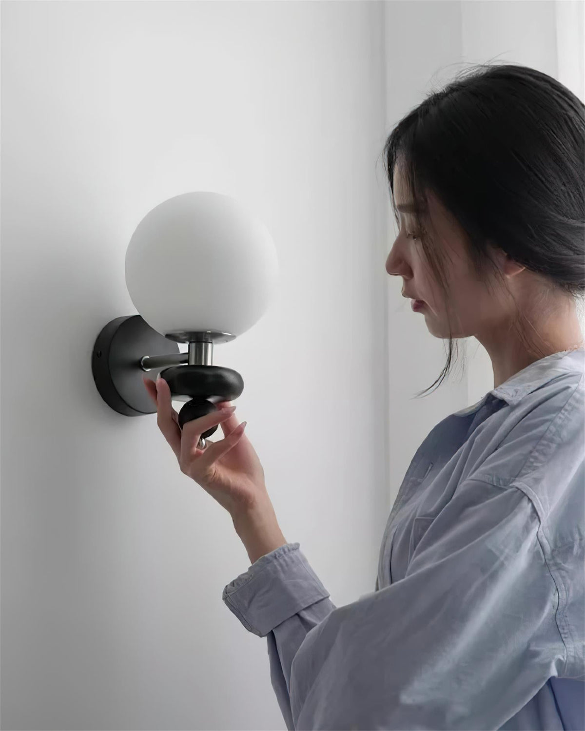 Evelo Modern Globe Wall Lamp-Neutral Decor