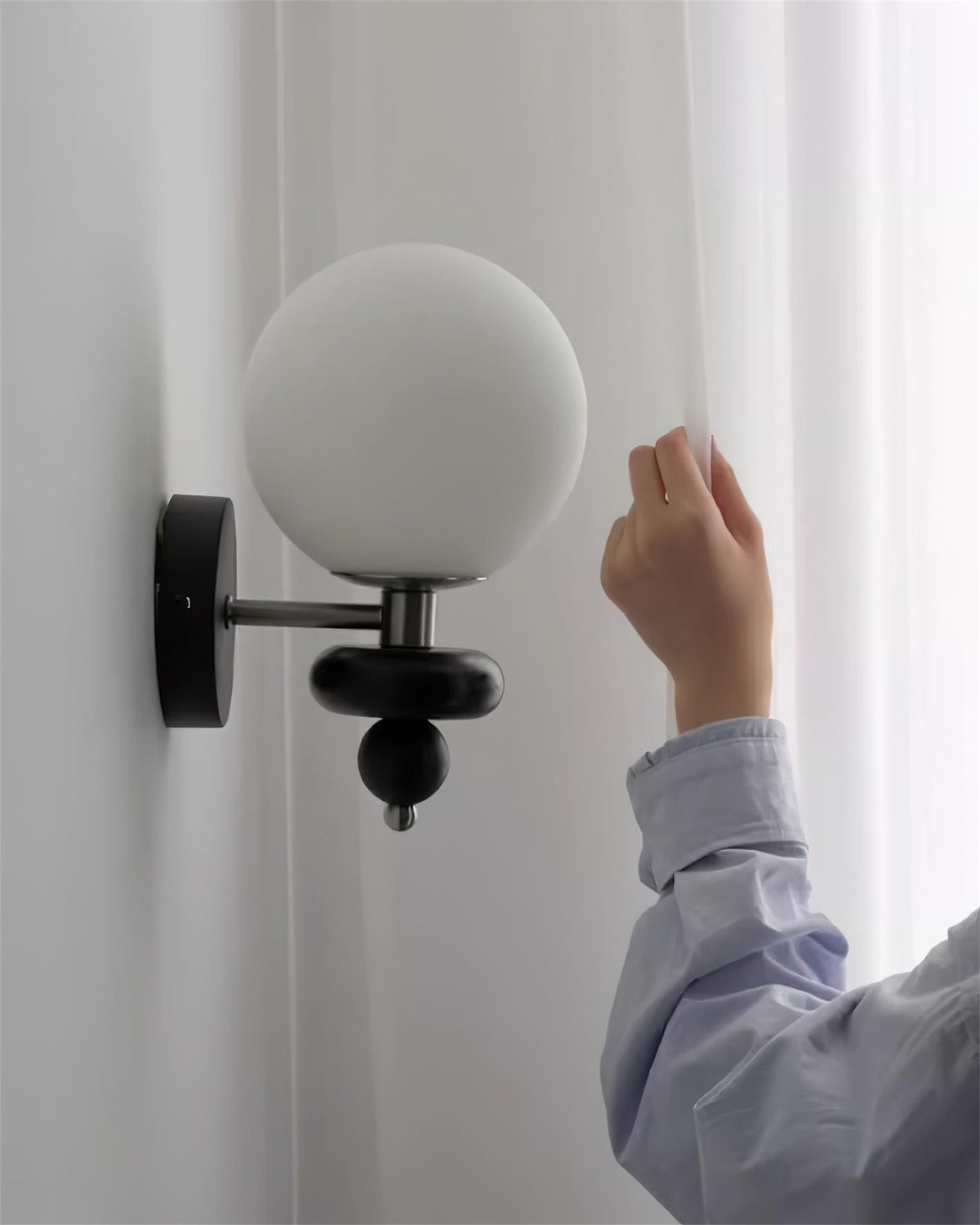Evelo Modern Globe Wall Lamp-Neutral Decor