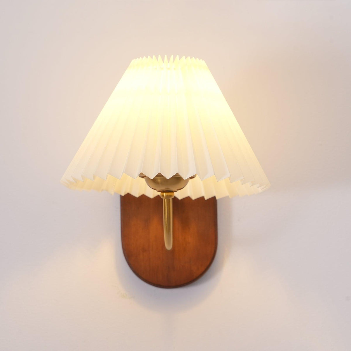 Solenne Vintage Pleated Shade Wall Lamp-Neutral Decor