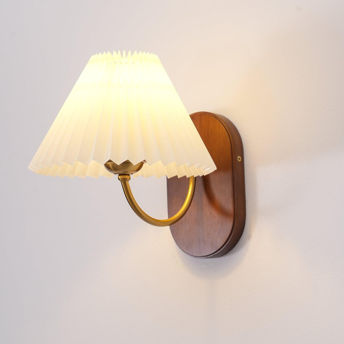Solenne Vintage Pleated Shade Wall Lamp-Neutral Decor