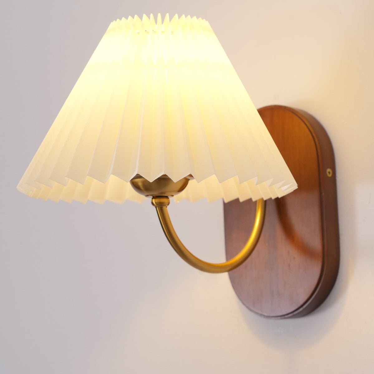 Solenne Vintage Pleated Shade Wall Lamp-Neutral Decor