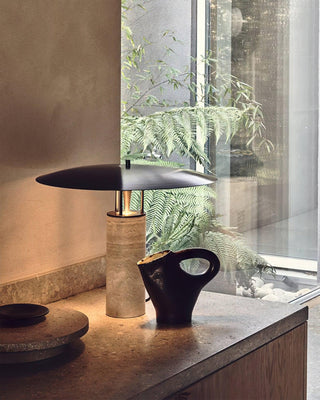 Eara Lampe de Table en Travertin à Pied Rond