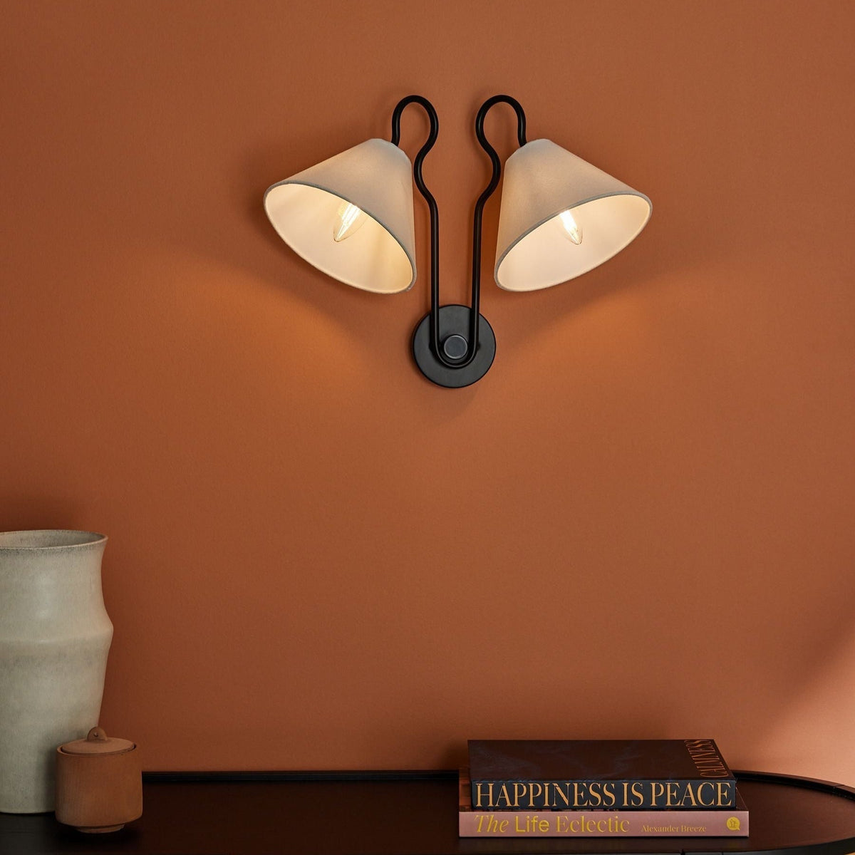Walter Applique Murale Double avec Abat-Jours Coniques Blancs en Tissu