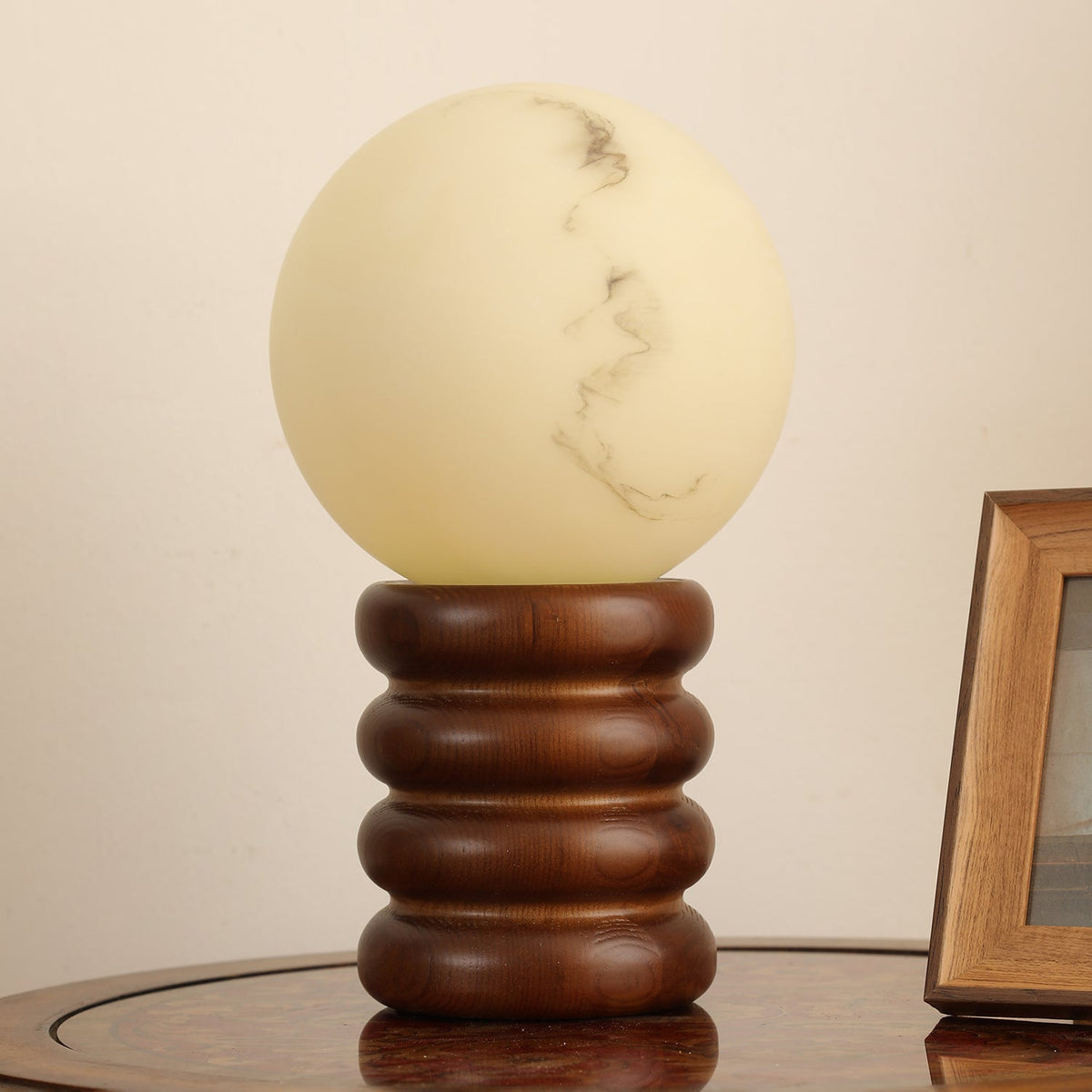 Novar Lampe de Table Contemporaine en Bois Noyer