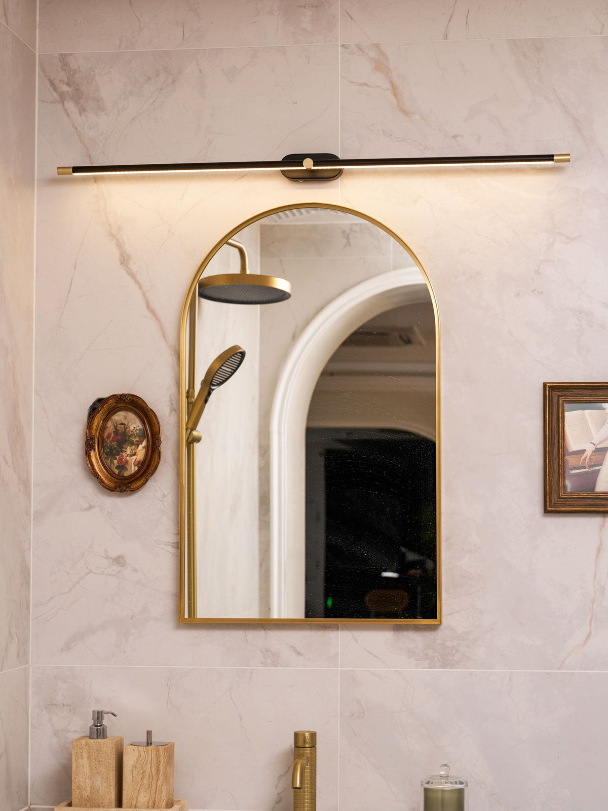 The black finish option for the minimalist wall lamp.