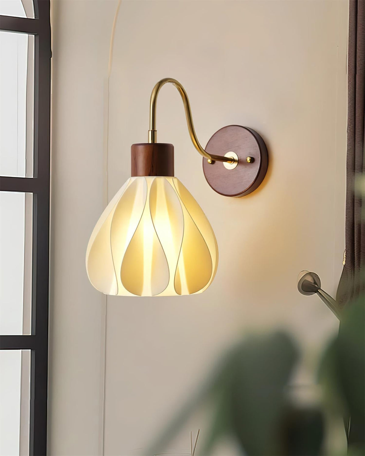 Pivona Glass Wall Lamp-Neutral Decor