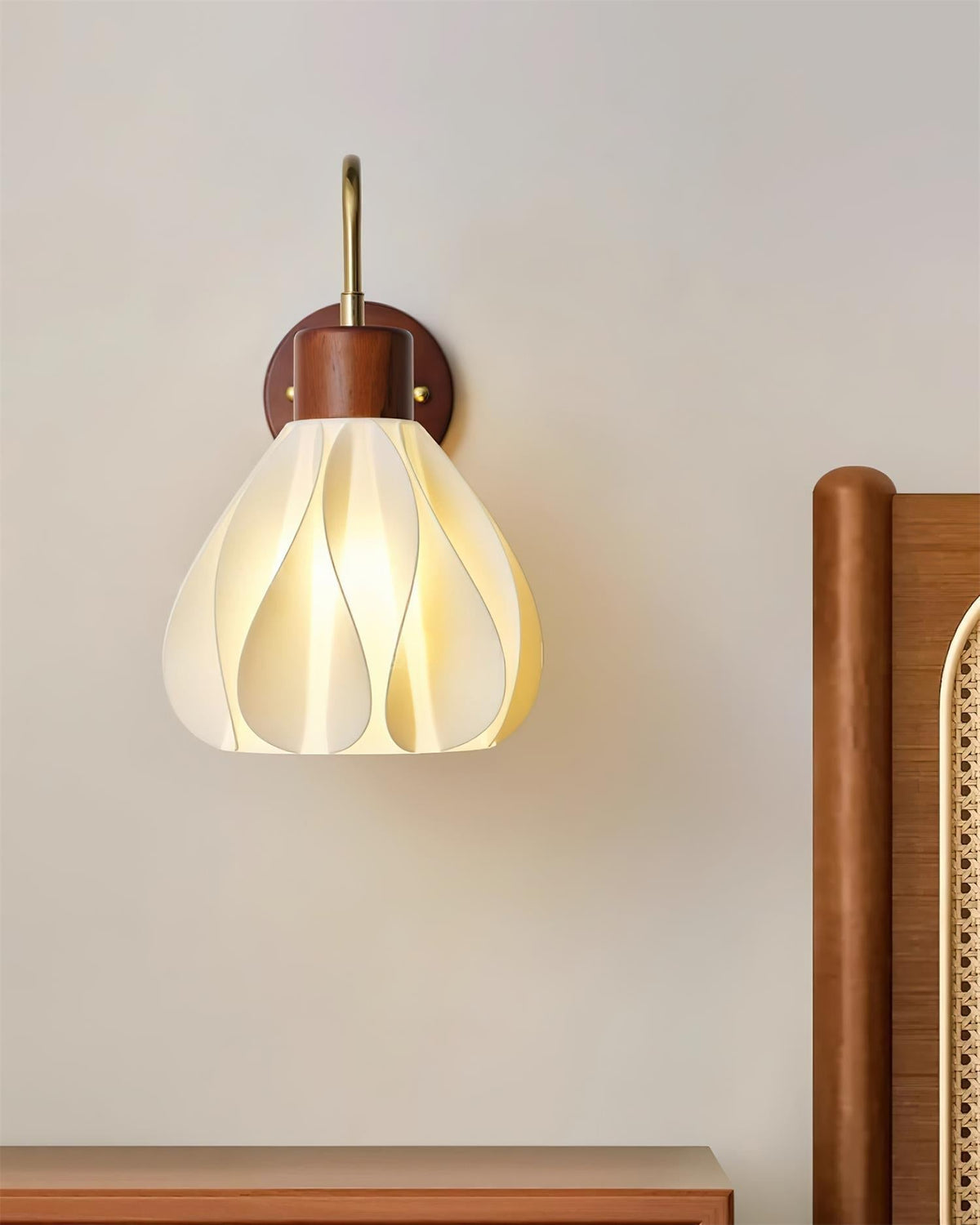 Pivona Glass Wall Lamp-Neutral Decor