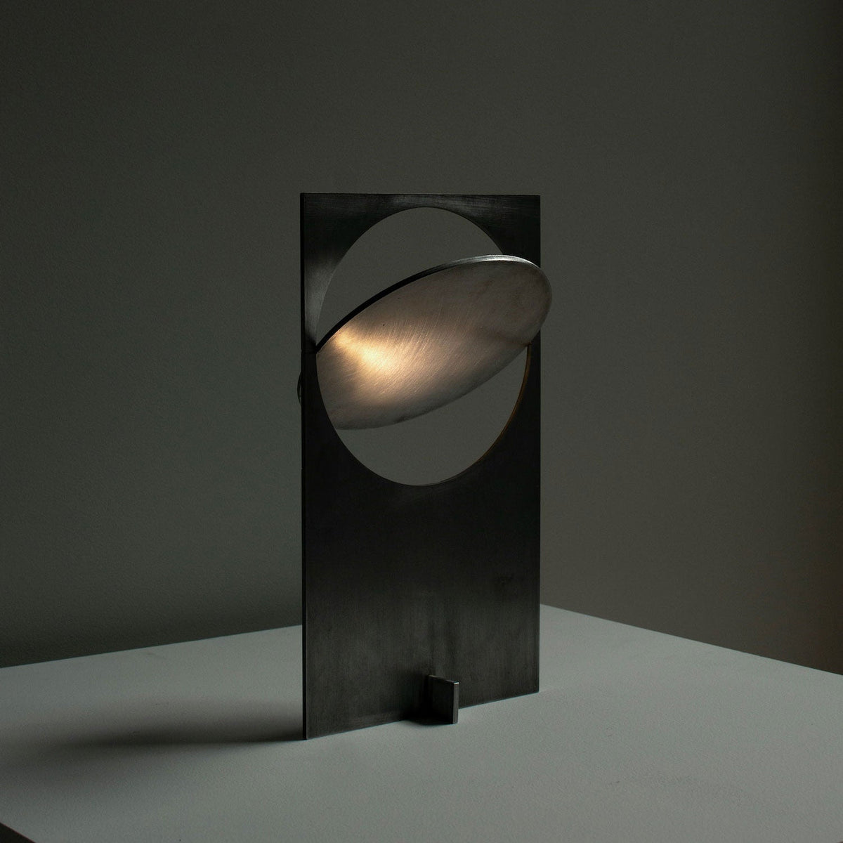 Sixor Lampe de Table en Acier Futuriste