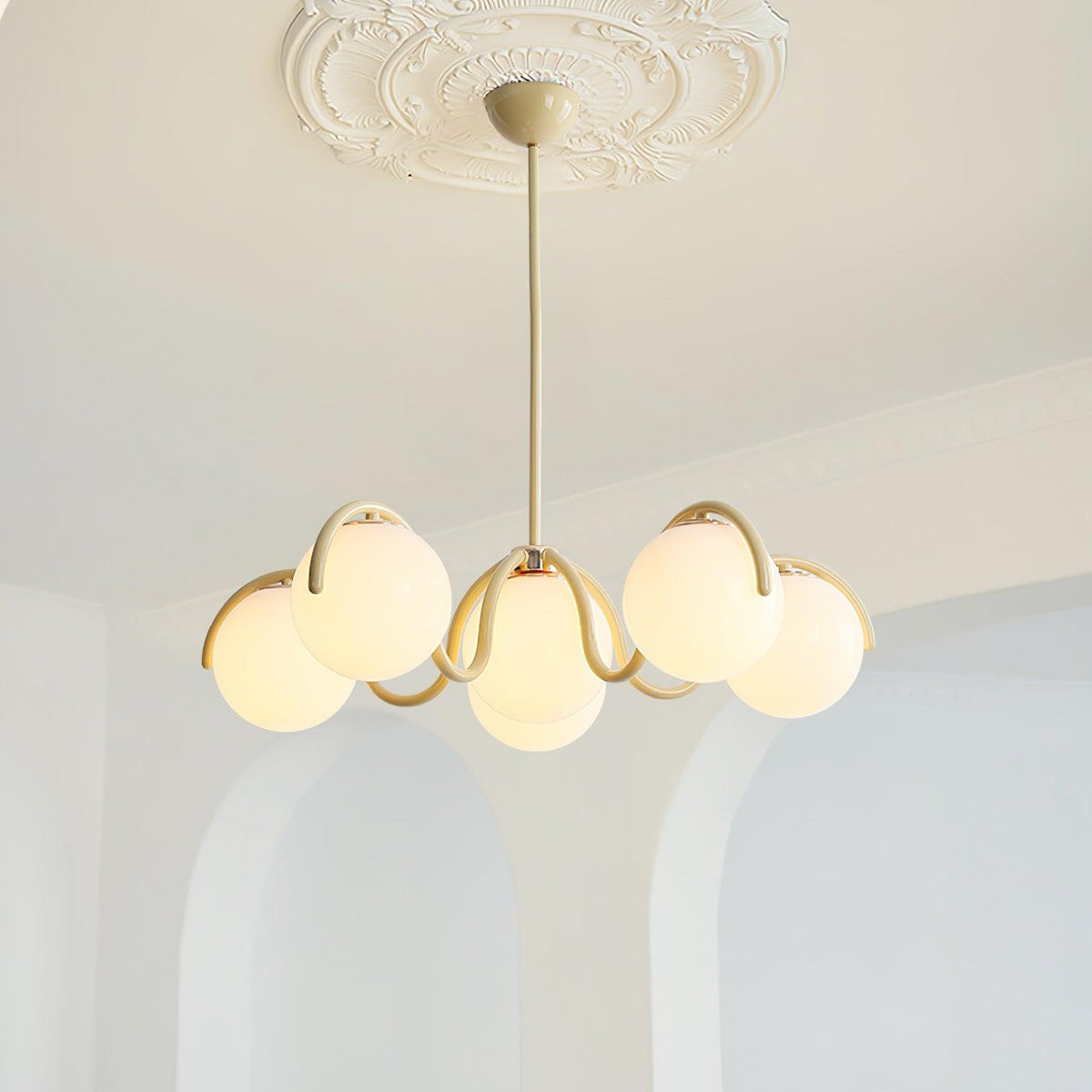 Velia Lustre en Verre Blanc avec Globes et Cadre Courbé