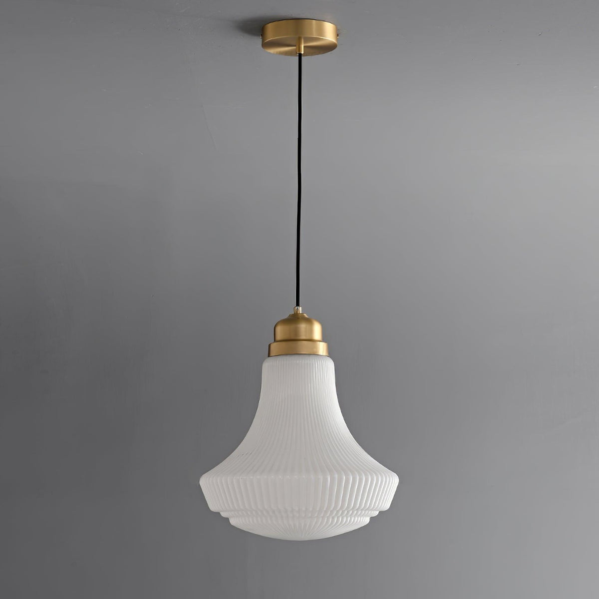 Silvenna Suspension en Verre Opale Canneleur Cloche Laiton Vintage