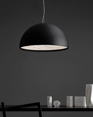 Suspension Dôme Noir avec Intérieur en Plâtre Embossé Élégant-Luire