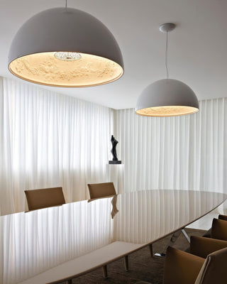 Suspension Dôme Noir avec Intérieur en Plâtre Embossé Élégant-Luire