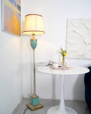 Niraaya Lampadaire en Résine Vintage