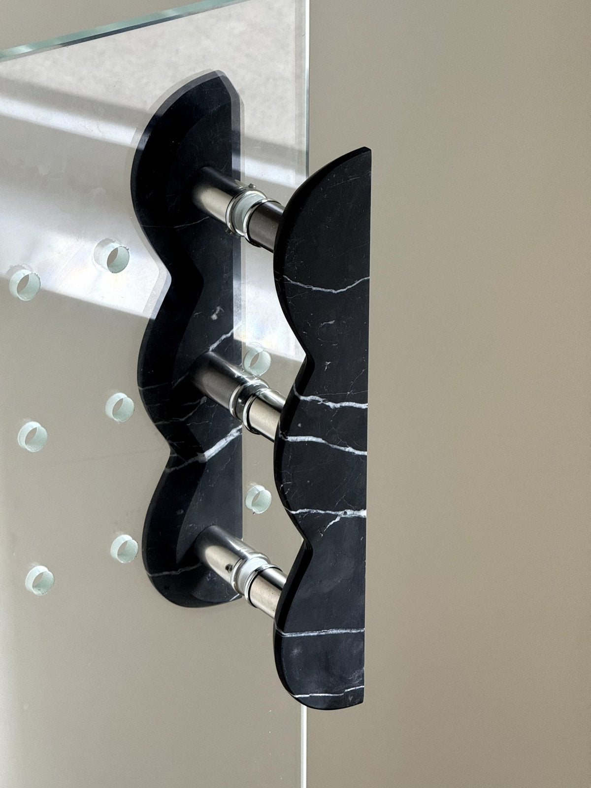 Twin-Curve Pull Handle-Neutral Decor