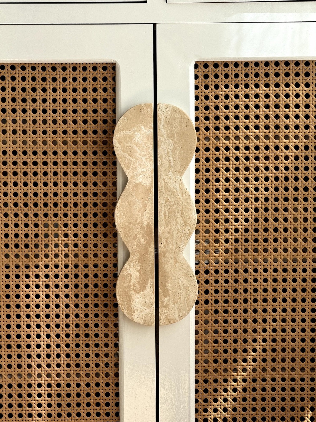 Twin-Curve Pull Handle-Neutral Decor