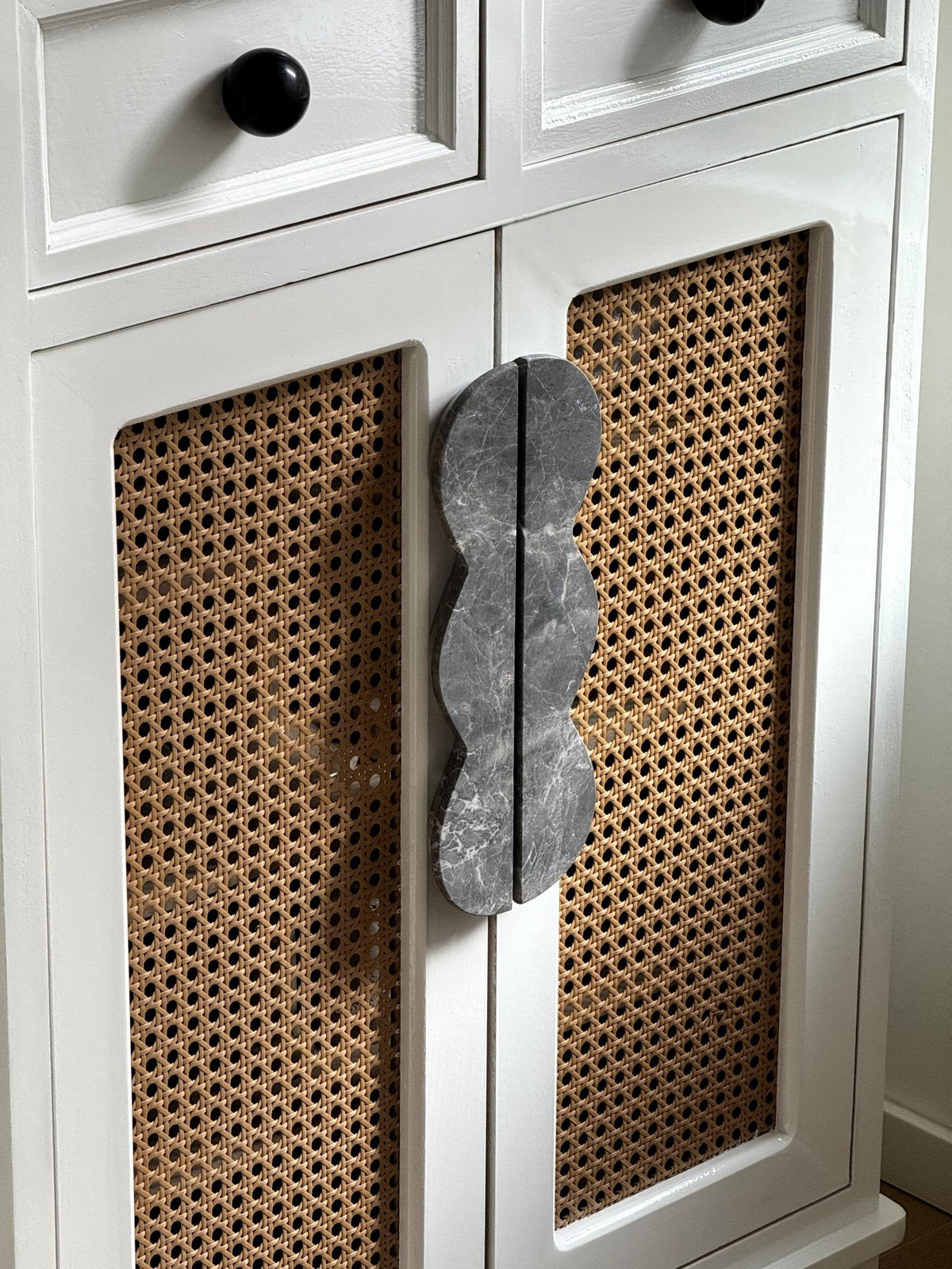 Twin-Curve Pull Handle-Neutral Decor