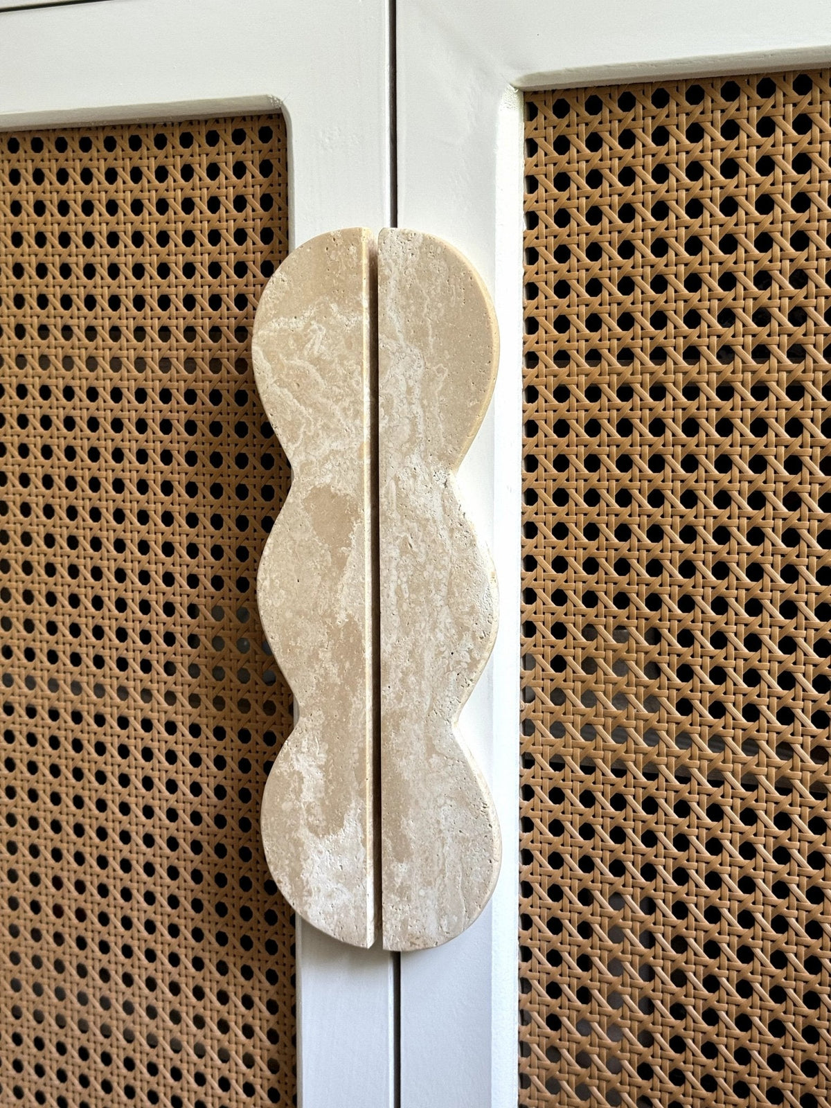 Twin-Curve Pull Handle-Neutral Decor