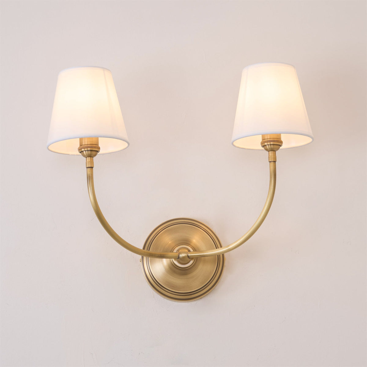 Victor Applique Murale en Bronze Noir et Tissu