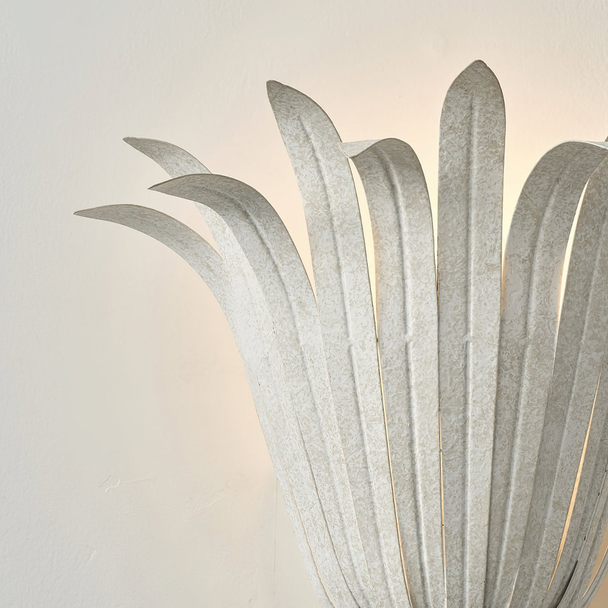 Backplate and mounting hardware of the Vicenzio Wall Lamp.
