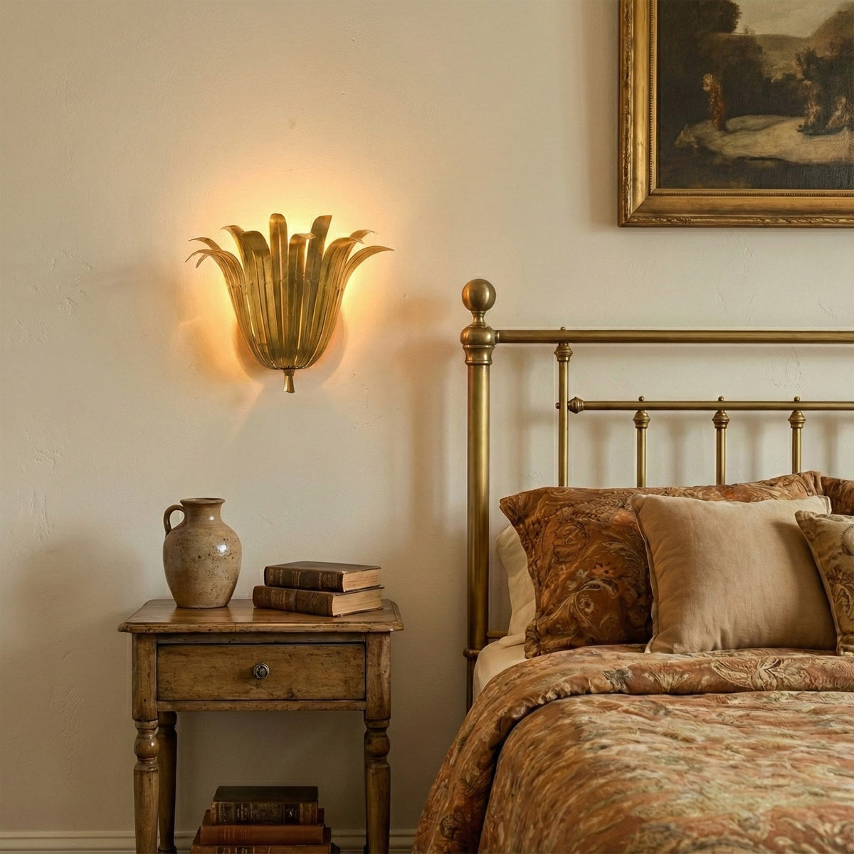 Side view of the Art Deco style Vicenzio Leaf Wall Lamp.