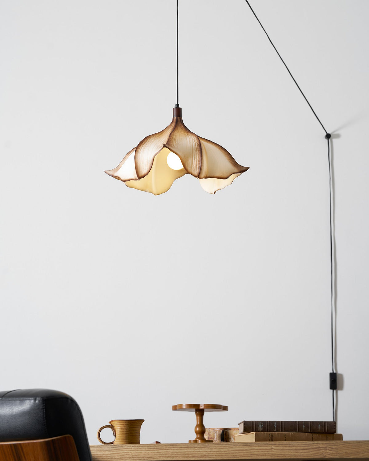 Lifestyle image of the Viscontea swag light in a dining area.